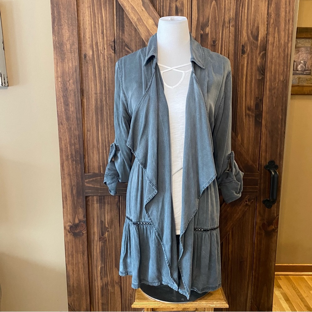 Tunic flowing grey jacket by Knox Rose. Runs big. Great with leggings.